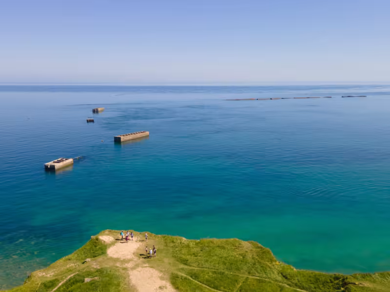 Cap Manvieux, vue sur le port artificiel d'Arromanches