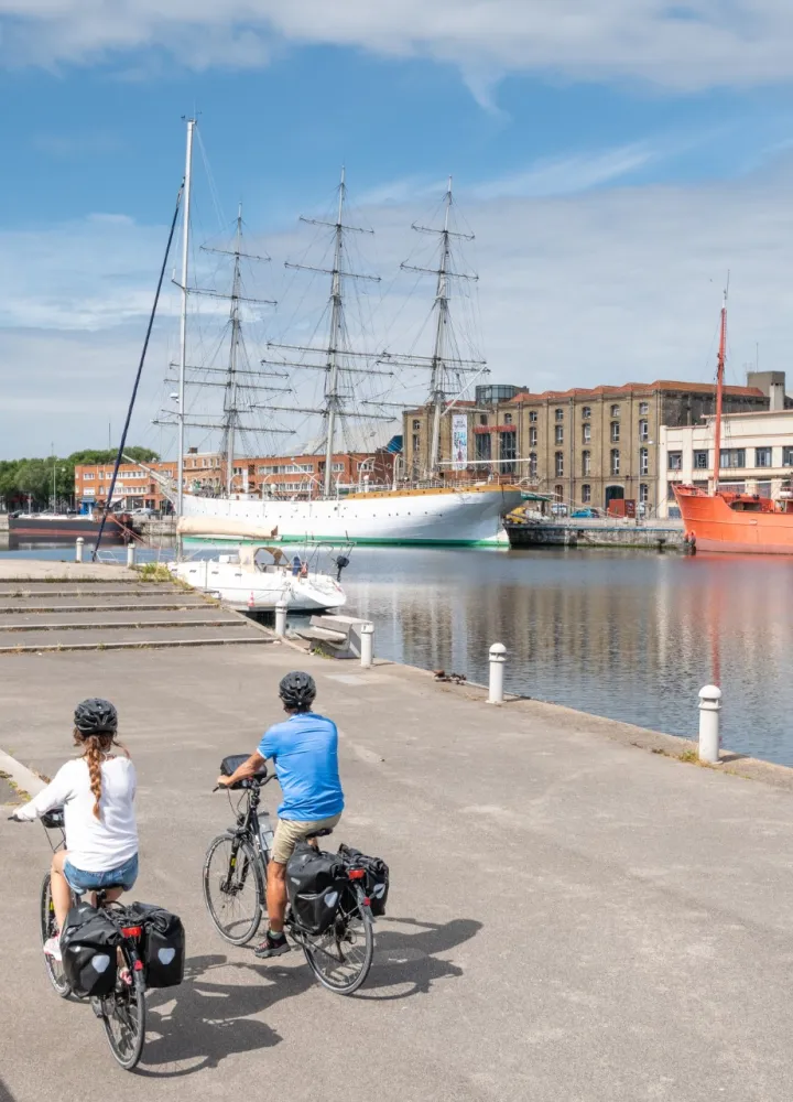 Cyclistes sur le port de Dunkerque