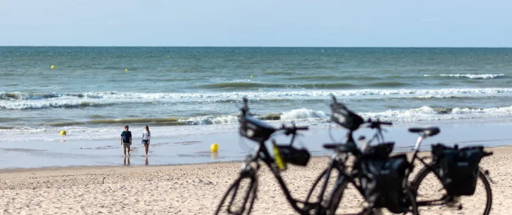 Piste cyclable au pied des plages à Bray-Dunes