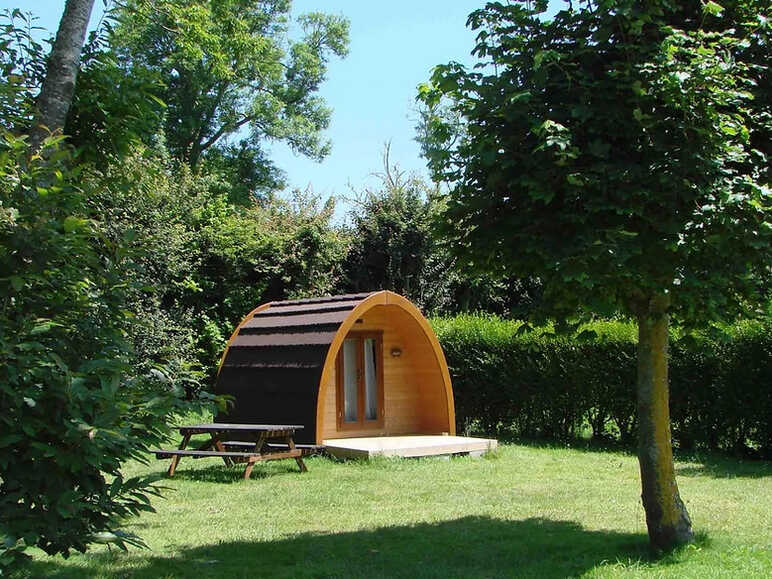 Dormir dans une cabane en bois arrondie au Camping Reine Mathilde à Etreham